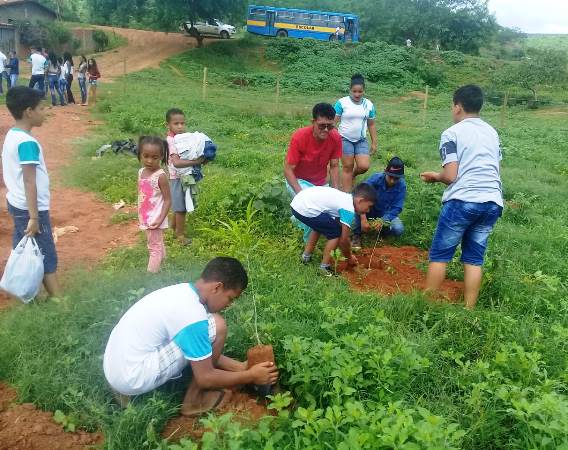 Escola Estadual José dos Santos Neiva, localizada no distrito de Engenheiro Schnoor, em Araçuaí, fica a cerca de 200 metros do Rio Gravatar. Foto: Arquivo da Escola